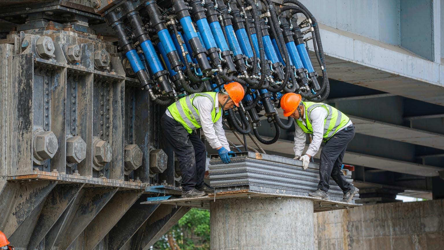 桥梁支座与伸缩缝病害：更换工程的 BIM 与监测怎么做