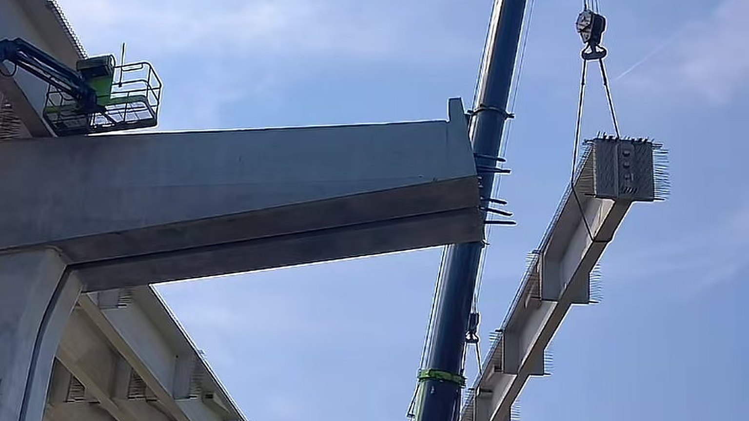 装配式桥梁架设施工 BIM 模拟：架桥机过孔与运梁路线